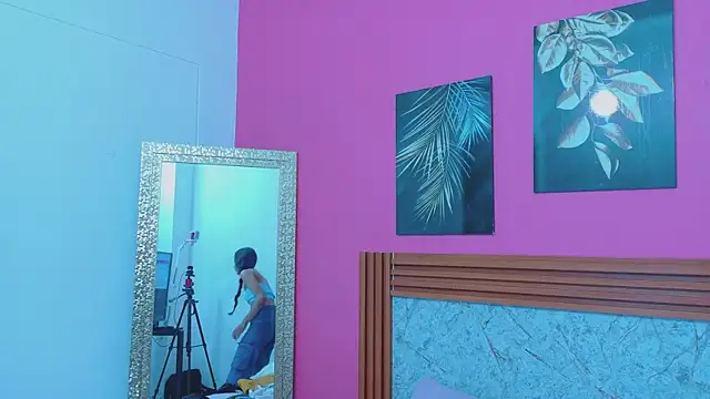 littlee emilyy  online show from 4, 4, 2026