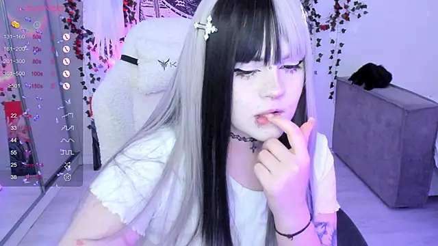 Snapshot of SelenaCute chatting on 15, 11, 2025 SelenaCute online show from 15, 11, 2025