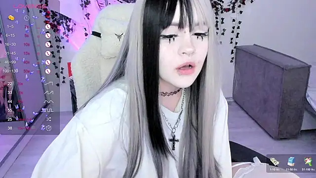 Snapshot of SelenaCute chatting on 9, 11, 2025 SelenaCute online show from 9, 11, 2025