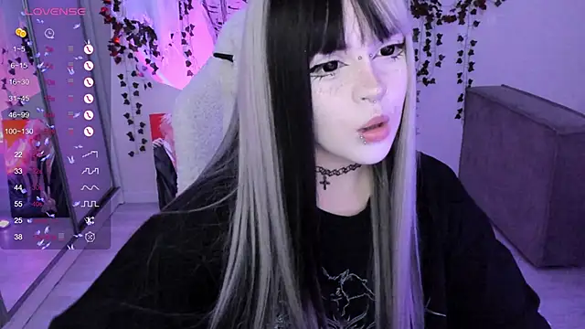 Snapshot of SelenaCute chatting on 5, 11, 2025 SelenaCute online show from 5, 11, 2025