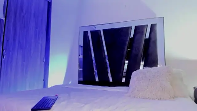 HollyEvanz online show from 7, 3, 2026