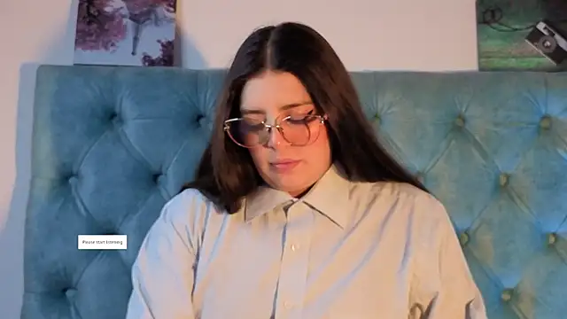 Paola Lyon  online show from 26, 9, 2025