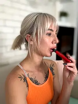 Snapshot of MiaMinx chatting on 22, 10, 2025 MiaMinx online show from 22, 10, 2025