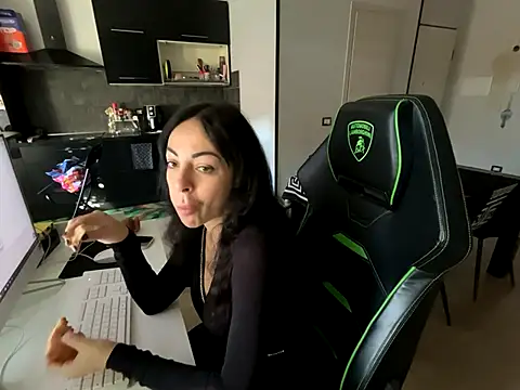 Chloe Ricci online show from 3, 11, 2025