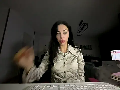 Chloe Ricci online show from 24, 11, 2025