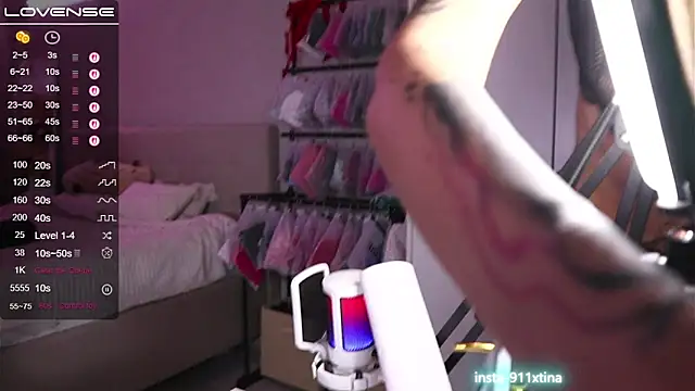 Snapshot of Break-me-Shake-me chatting on 25, 10, 2025 Break-me-Shake-me online show from 25, 10, 2025