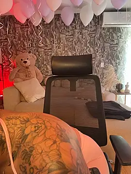 HannahW  online show from 27, 10, 2025