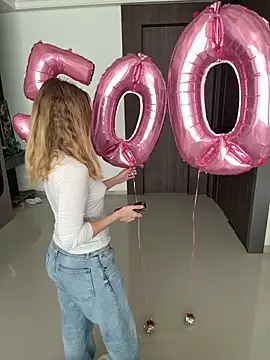 Nura n Sarah online show from 4, 4, 2026