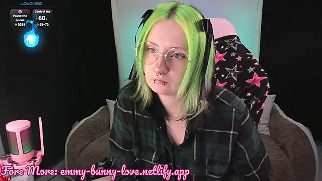 Snapshot of EmmyBunny chatting on 17, 11, 2025 EmmyBunny online show from 17, 11, 2025