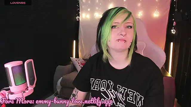 Snapshot of EmmyBunny chatting on 26, 10, 2025 EmmyBunny online show from 26, 10, 2025