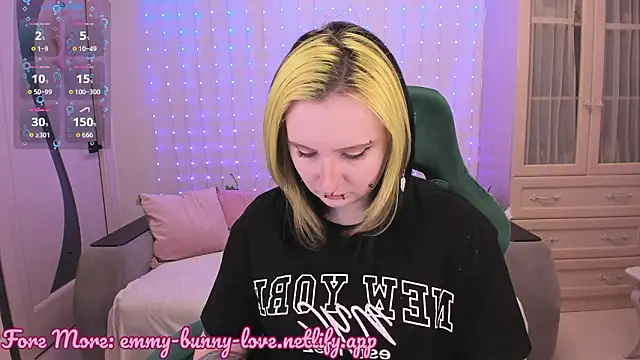 Snapshot of EmmyBunny chatting on 5, 2, 2026 EmmyBunny online show from 5, 2, 2026