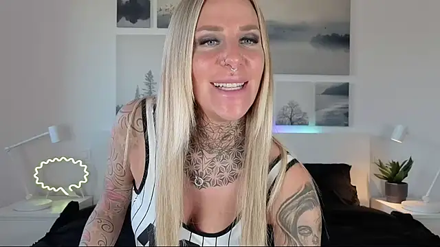 Snapshot of Lara-CumKitten chatting on 6, 2, 2025 Lara-CumKitten online show from 6, 2, 2025