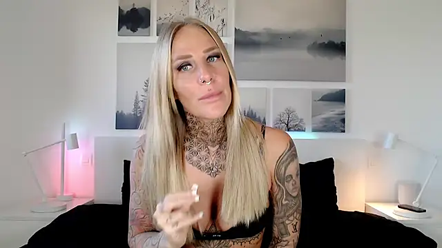 Snapshot of Lara-CumKitten chatting on 9, 1, 2025 Lara-CumKitten online show from 9, 1, 2025