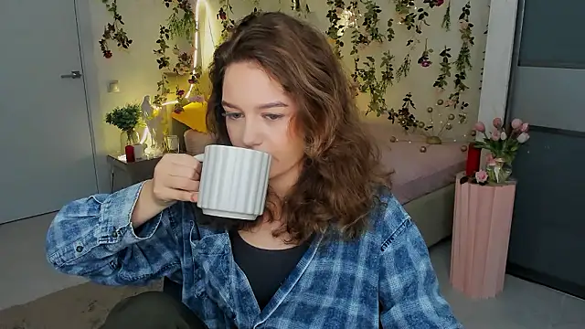 MiracleCurly online show from 8, 2, 2026