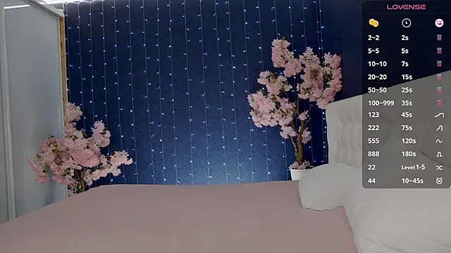 Snapshot of -Mirror-Girl- chatting on 8, 10, 2025 -Mirror-Girl- online show from 8, 10, 2025