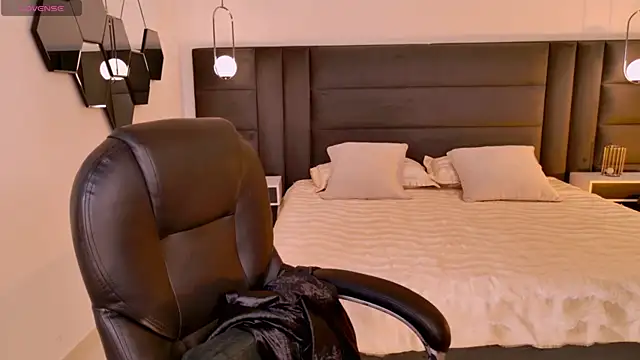 Snapshot of LisaMonroe_ chatting on 6, 11, 2025 LisaMonroe online show from 6, 11, 2025