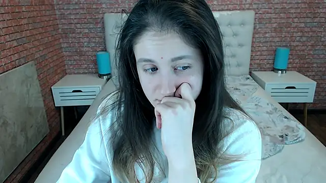 Holliy Cooper online show from 28, 11, 2025