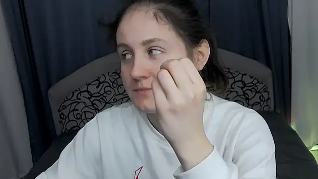 Holliy Cooper online show from 15, 12, 2025