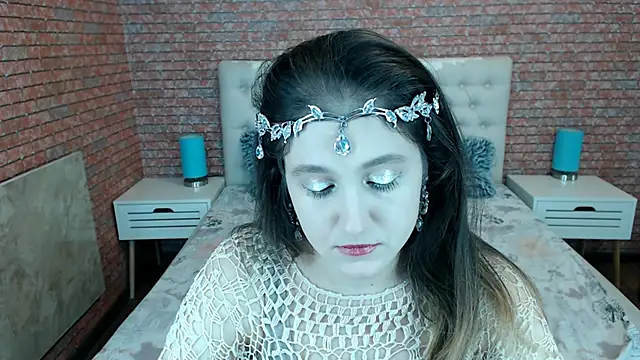 Holliy Cooper online show from 24, 11, 2025