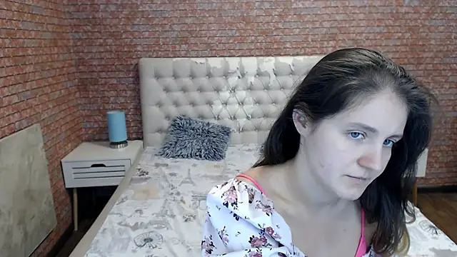 Holliy Cooper online show from 9, 9, 2025