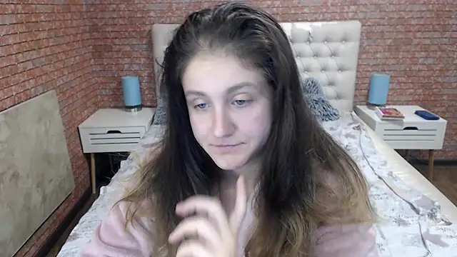 Holliy Cooper online show from 18, 9, 2025