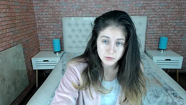 Holliy Cooper online show from 25, 11, 2025