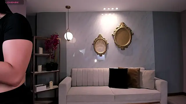 LizzHamilton   online show from 23, 10, 2025