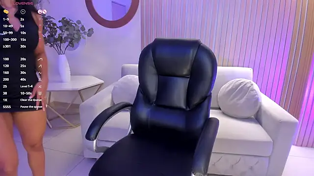 LizzHamilton   online show from 13, 3, 2025