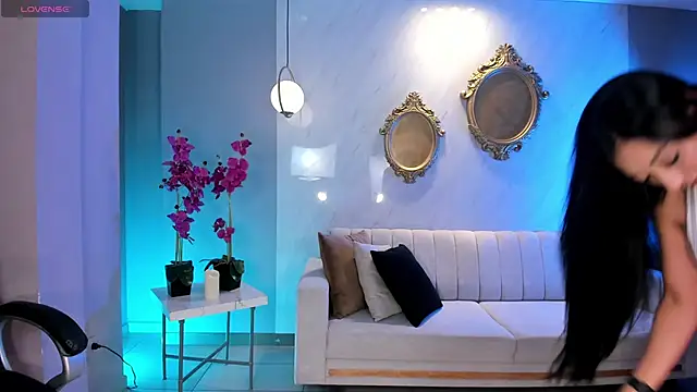 LizzHamilton   online show from 14, 10, 2025