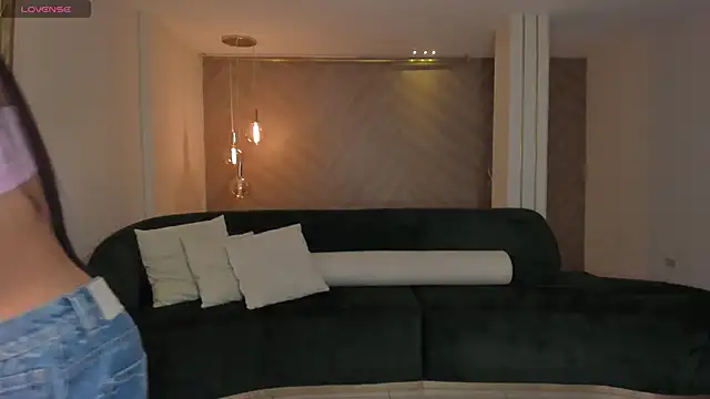 LizzHamilton   online show from 9, 9, 2025