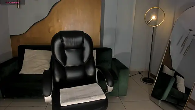 LizzHamilton   online show from 4, 2, 2026