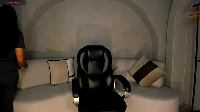 LizzHamilton   online show from 2, 10, 2025