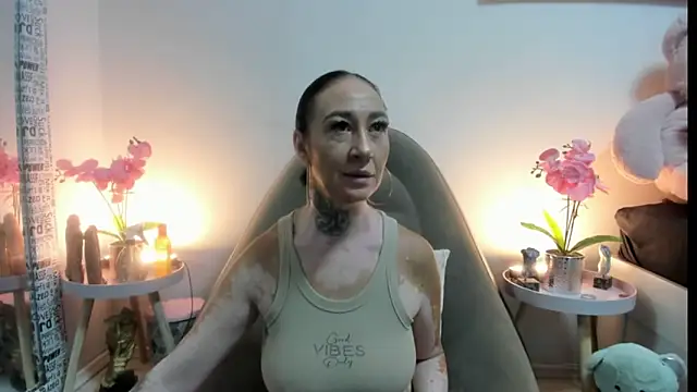 Rayanablackandwhite online show from 11, 9, 2025