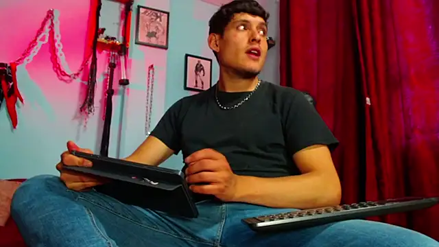 dom2travelersss online show from 25, 3, 2026