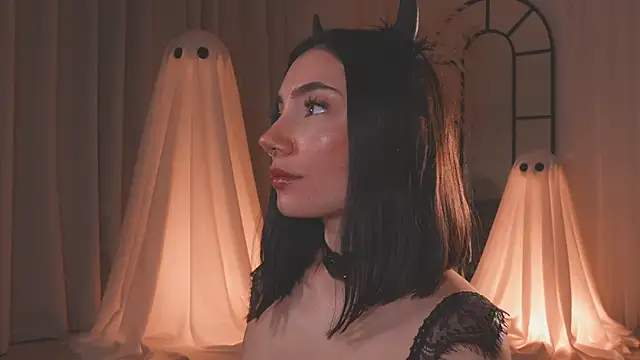 AmyArmstrong online show from 12, 10, 2025